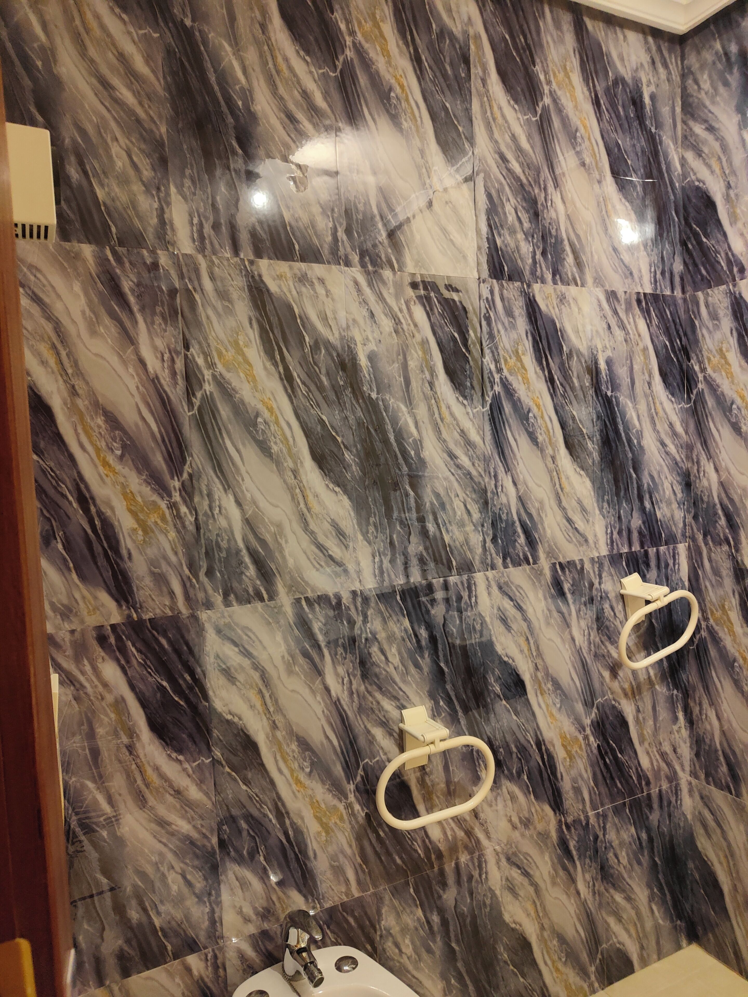 Sèche-cheveux, bidet, serviettes fournies, savon