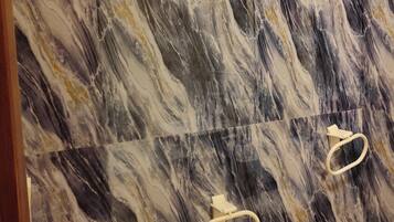 SĂšche-cheveux, bidet, serviettes fournies, savon