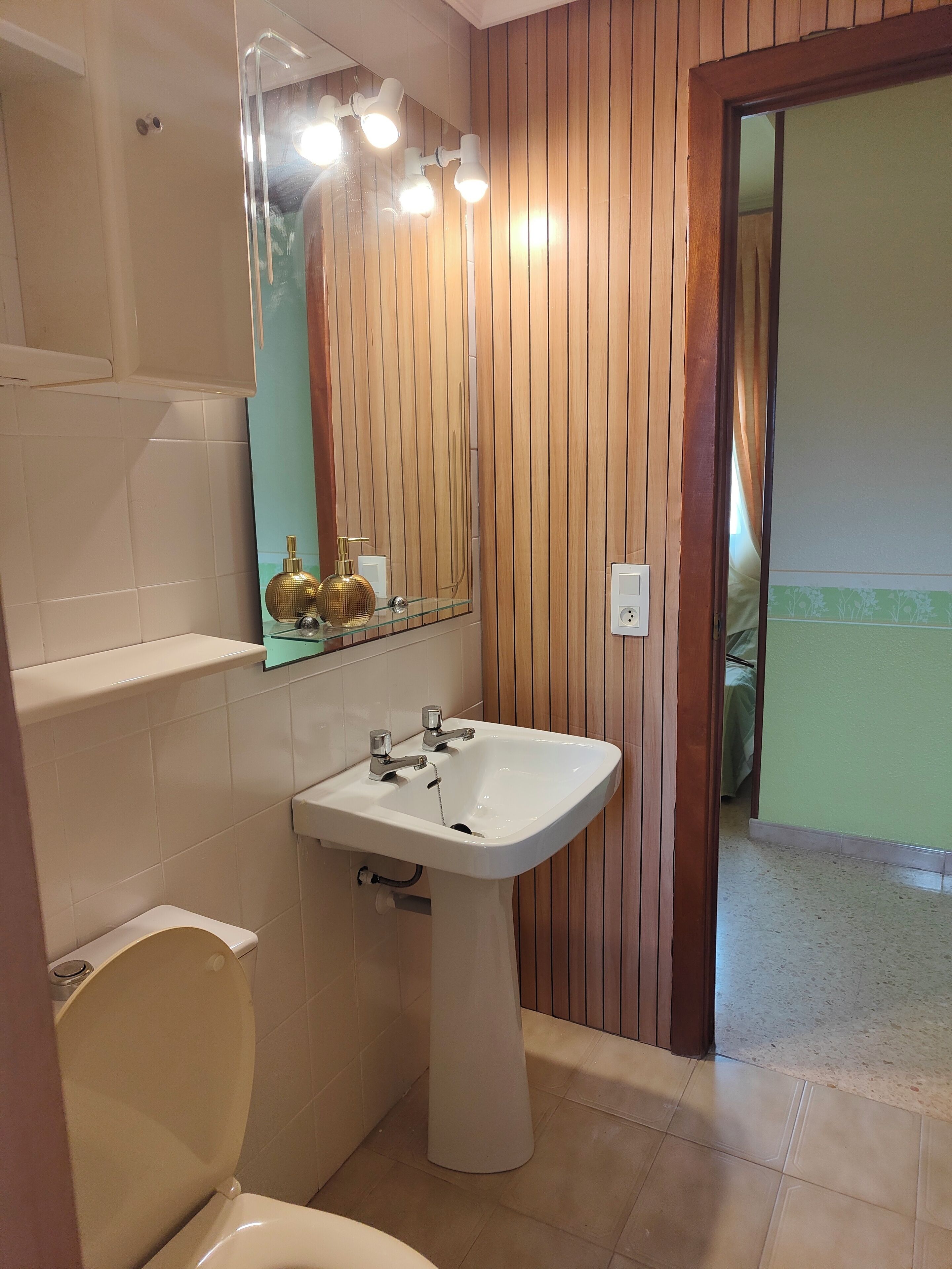 Secador de pelo, bidé, toallas y jabón