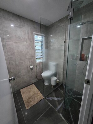 Căn hộ, 2 phòng ngủ, ban công, quang cảnh núi | Phòng tắm