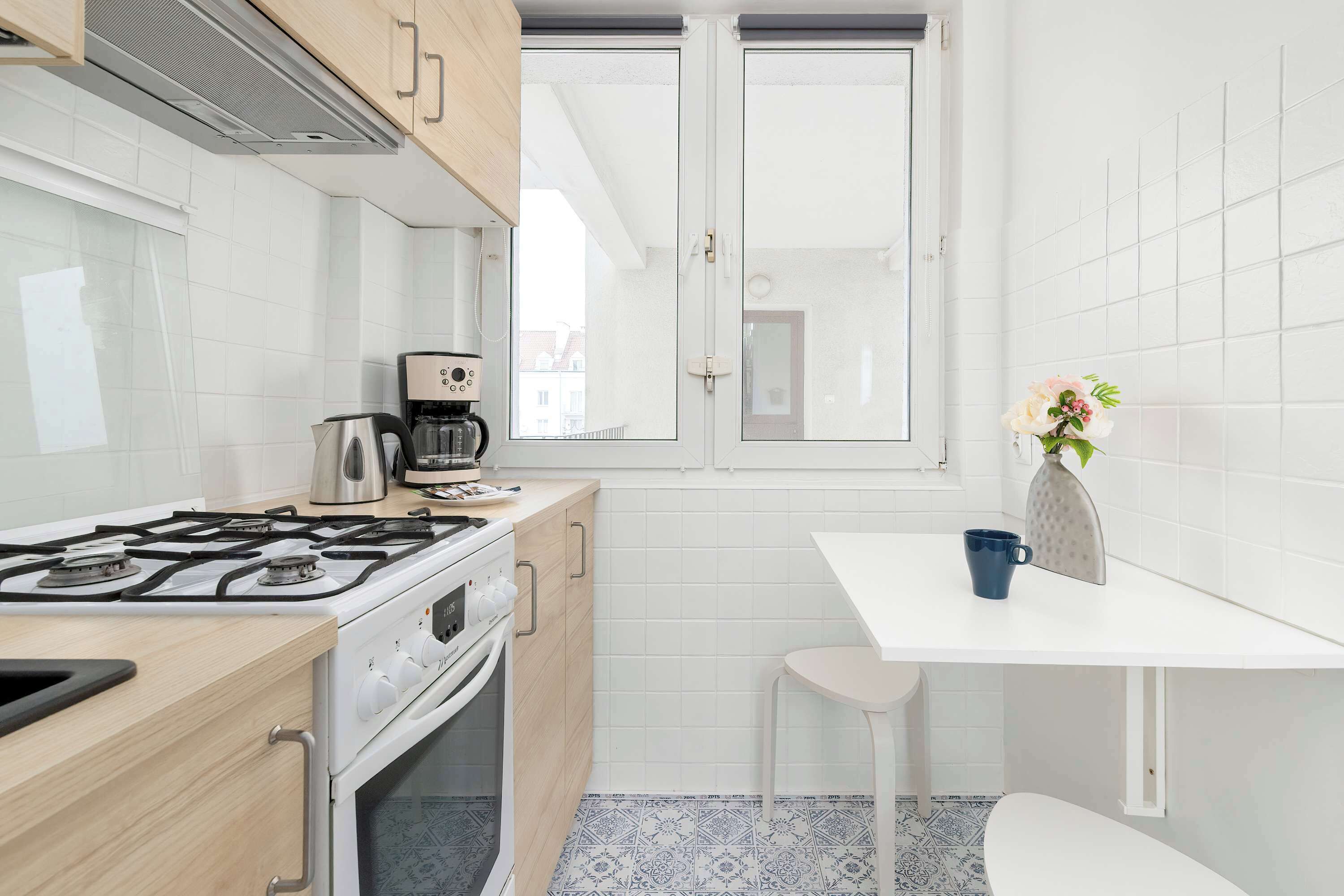 Réfrigérateur, four à micro-ondes, un four, surface de cuisson