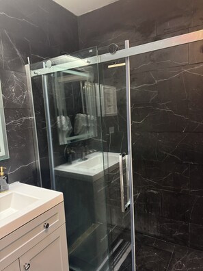 Hair dryer, towels, toilet paper - Stylish & spacious 2-bedroom with private parking/ Minutes from NYC (Jersey City)