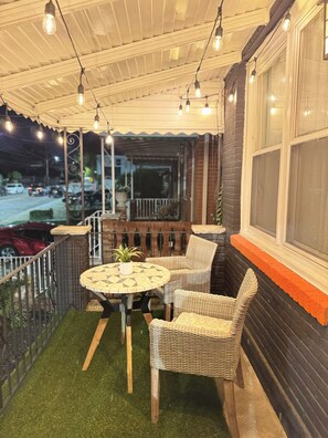 Outdoor dining - Stylish & spacious 2-bedroom with private parking/ Minutes from NYC (Jersey City)