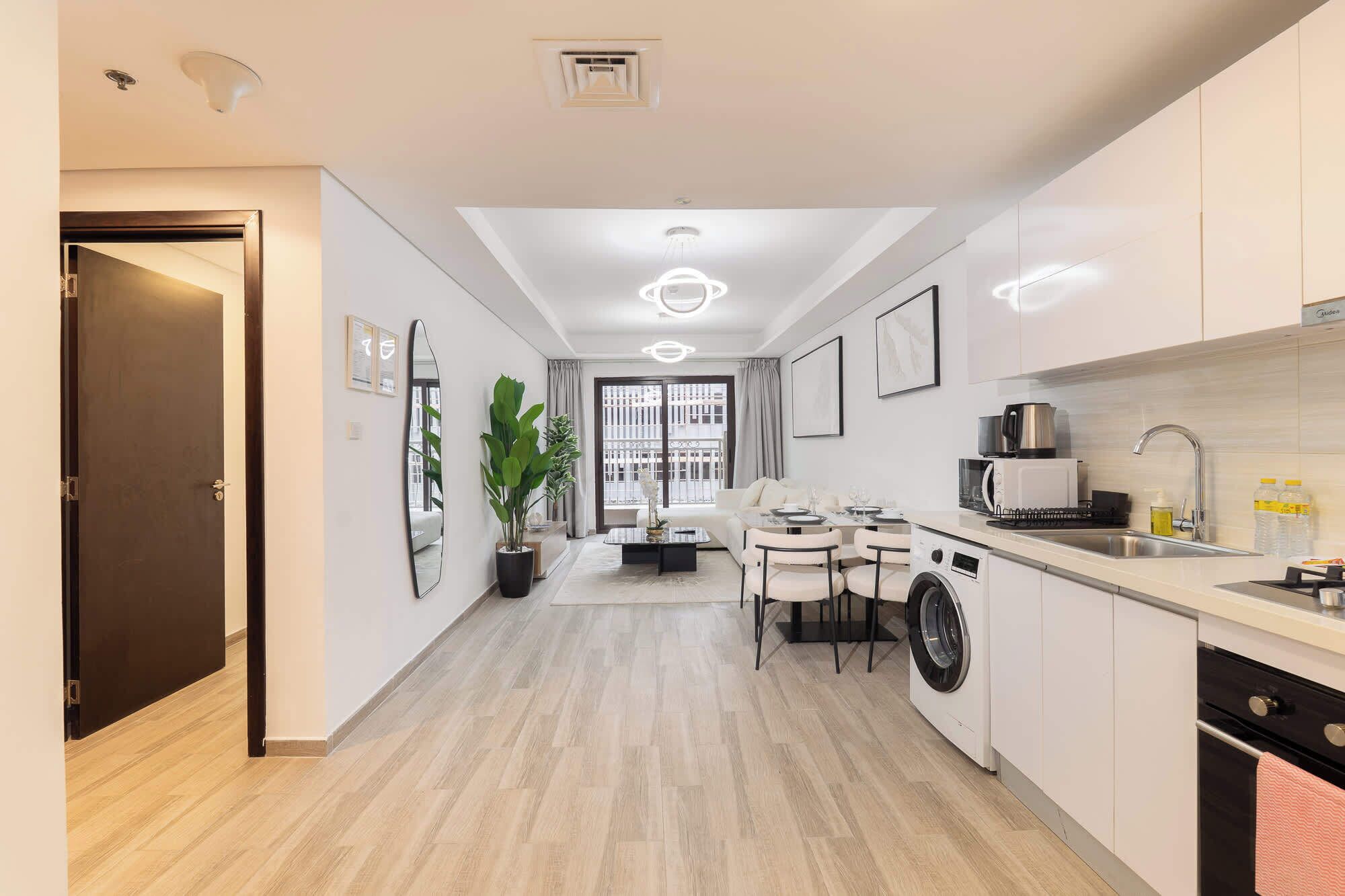 Een koelkast, een microgolfoven, een oven, een kookplaat