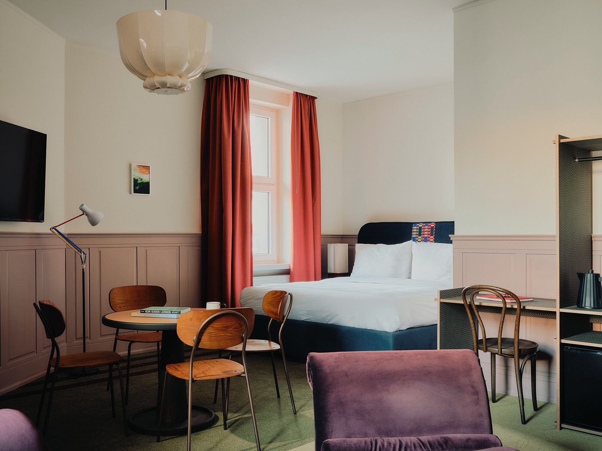 Classic Suite | Desk, free WiFi