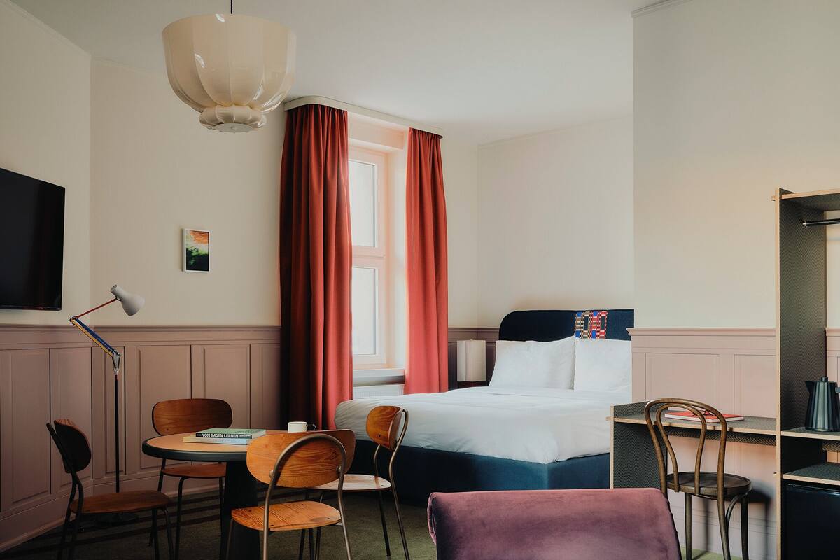 Classic Suite | Desk, free WiFi