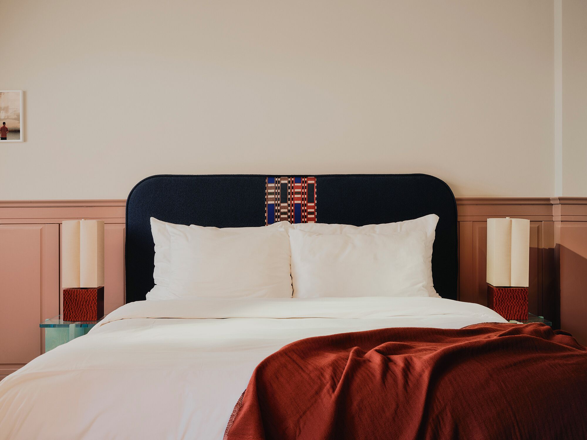 Minibar, decoración personalizada, muebles diferentes y escritorio 