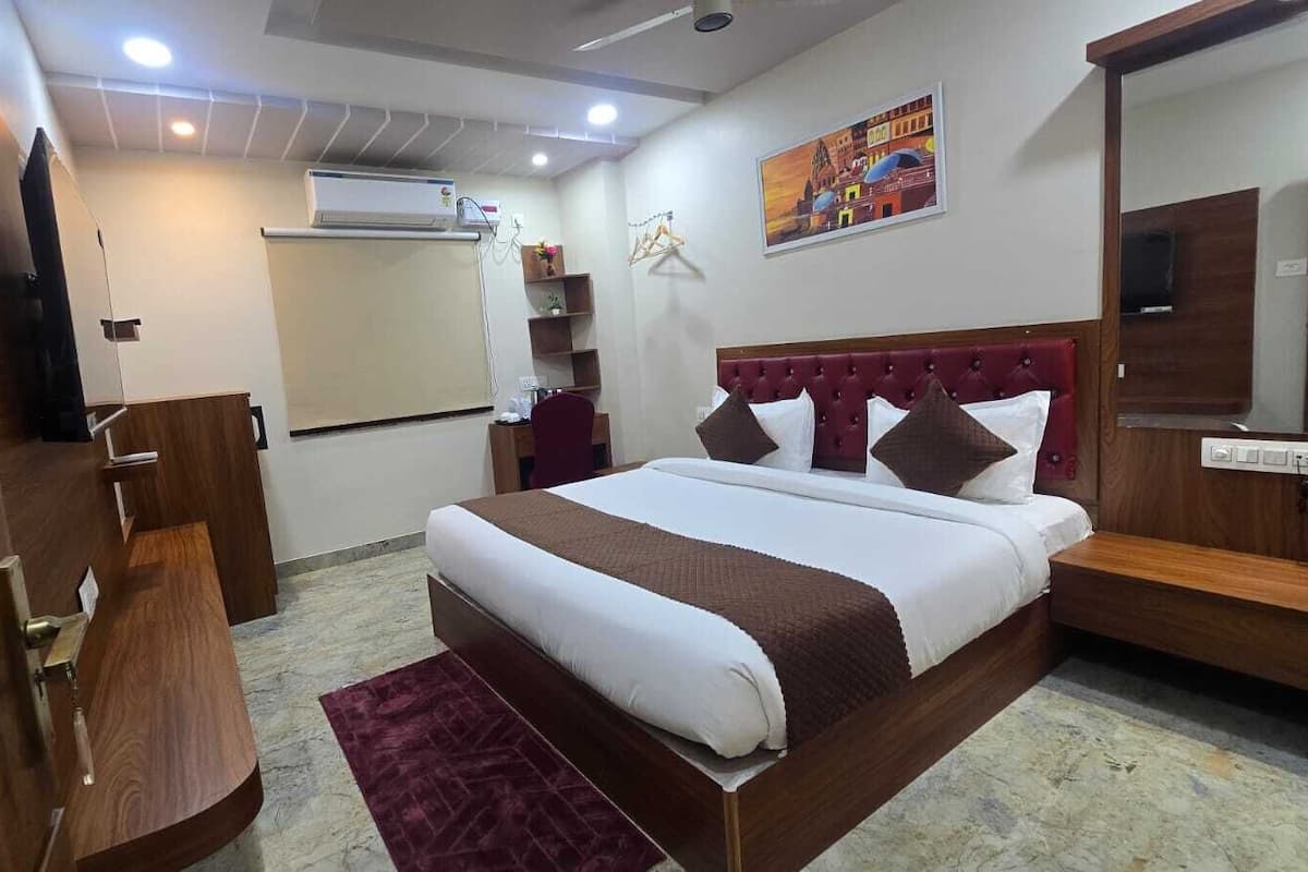 Premium Room | In-room safe, desk, laptop workspace, blackout drapes