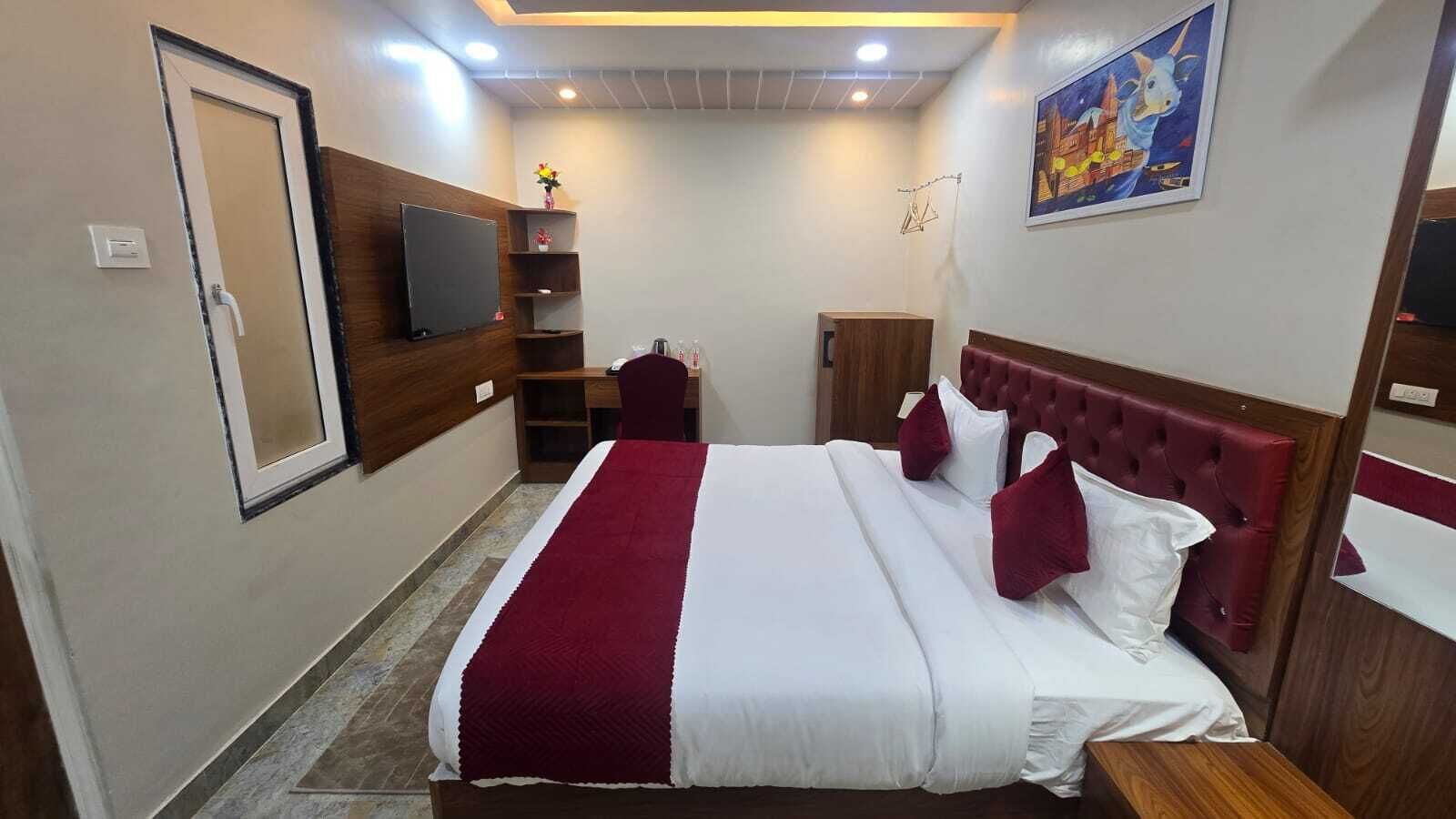 Deluxe Room | In-room safe, desk, laptop workspace, blackout drapes