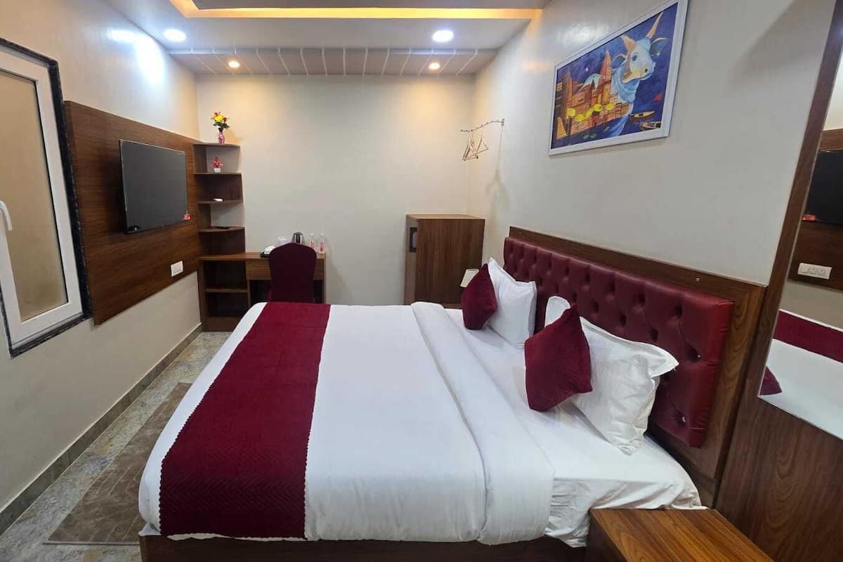 Deluxe Room | In-room safe, desk, laptop workspace, blackout drapes