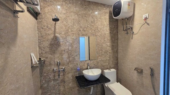 Deluxe Room | Bathroom | Free toiletries, slippers, soap, shampoo - Hotel Vindhya Ganga Inn (Varanasi)