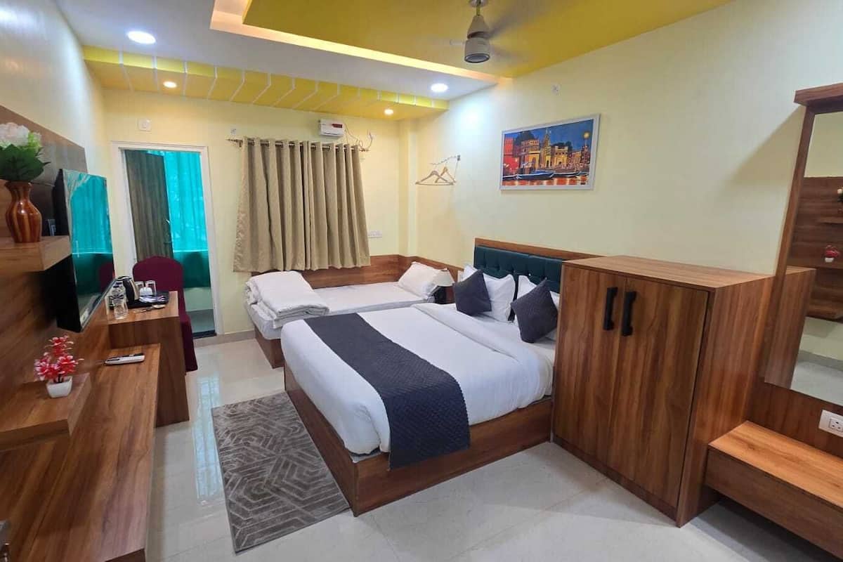 Executive Room | In-room safe, desk, laptop workspace, blackout drapes