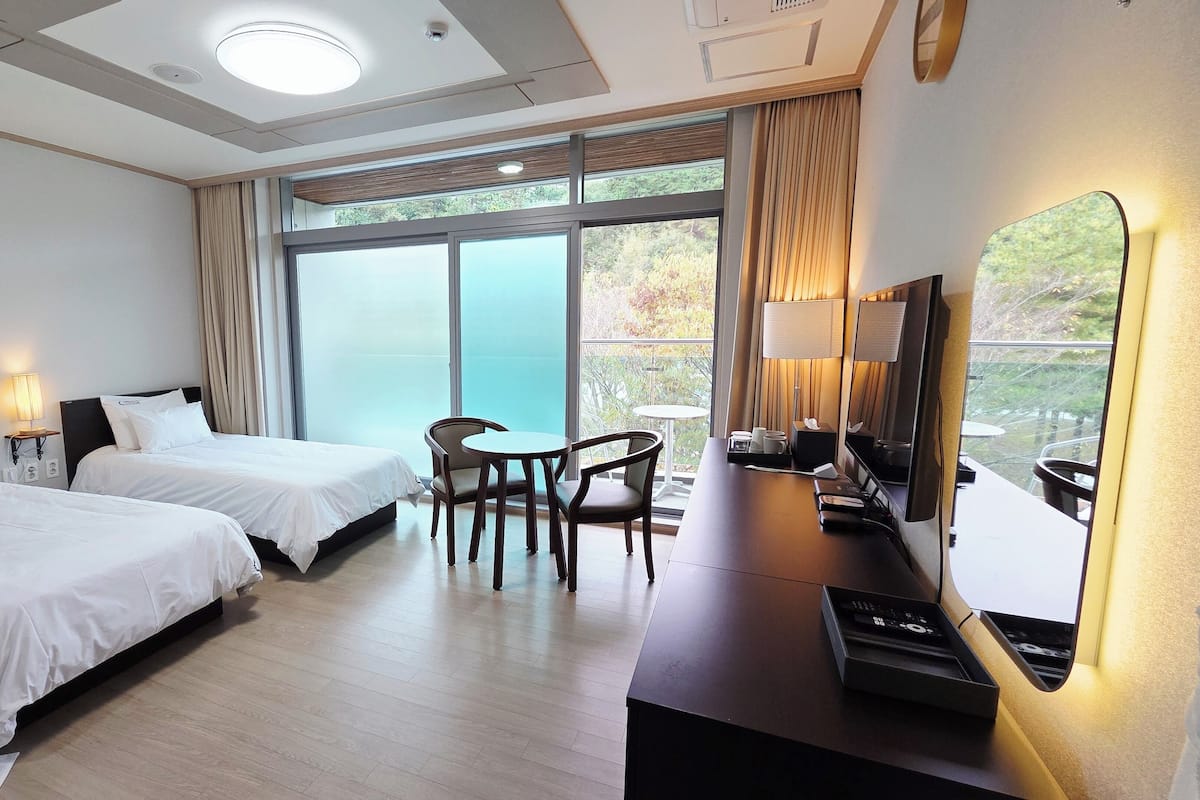 Chambre Standard avec lits jumeaux | Décoration personnalisée, ameublement personnalisé, Wi-Fi gratuit