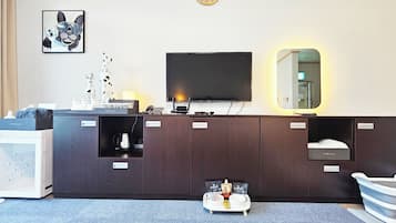 ํซ ํ๋ ๋ค๋ฆฌ ๋ฃธ | ๊ฐ๊ฐ ๋ค๋ฅธ ์คํ์ผ์ ์ธํ
๋ฆฌ์ด, ๊ฐ๊ฐ ๋ค๋ฅด๊ฒ ๊ฐ๊ตฌ ๋น์น, ๋ฌด๋ฃ WiFi