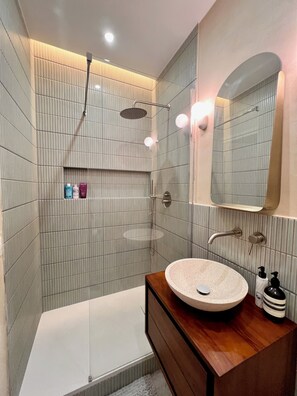Towels, soap, toilet paper - Elegant T2 with garden - 10 min from La Défense, 30 min from Paris (Suresnes)