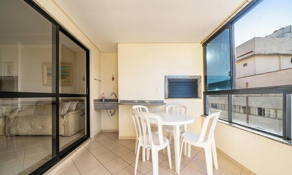 Outdoor dining - Building on the Beachfront in BC - Esas (Balneário Camboriú)