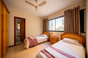 Basic Apartment | 4 bedrooms, free WiFi - Building on the Beachfront in BC - Esas (Balneário Camboriú)