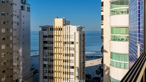 A high-rise hotel with a view of the beach and ocean. - Building on the Beachfront in BC - Esas (Balneário Camboriú)