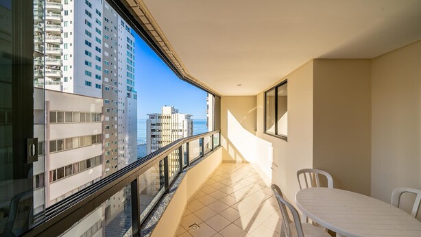A balcony with a view of the sea and other buildings. - Building on the Beachfront in BC - Esas (Balneário Camboriú)