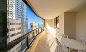Outdoor dining - Building on the Beachfront in BC - Esas (Balneário Camboriú)