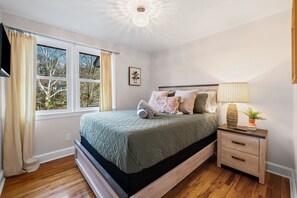 Iron/ironing board, free WiFi, bed sheets - Nana's Nook on Hickory Grove Blvd (Clarksville)