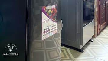 Apartamento Deluxe, balcón, vistas a la ciudad | Servicio de comidas en la habitación