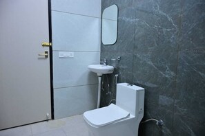 Luxury Double Room, City View | Bathroom | Slippers, soap, shampoo, toilet paper - Hotel Akshay (Jaipur)