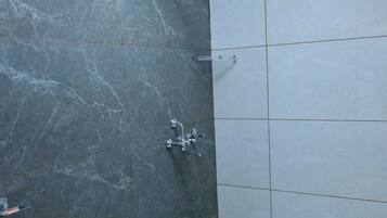 Quarto casal luxo | Banheiro | Chinelos, sabonete, shampoo, papel higiênico