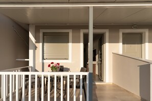 Outdoor dining - Beach House Apartment By The Sea 2 with Sea View, Wi-Fi & Air Conditioning (Zakynthos)