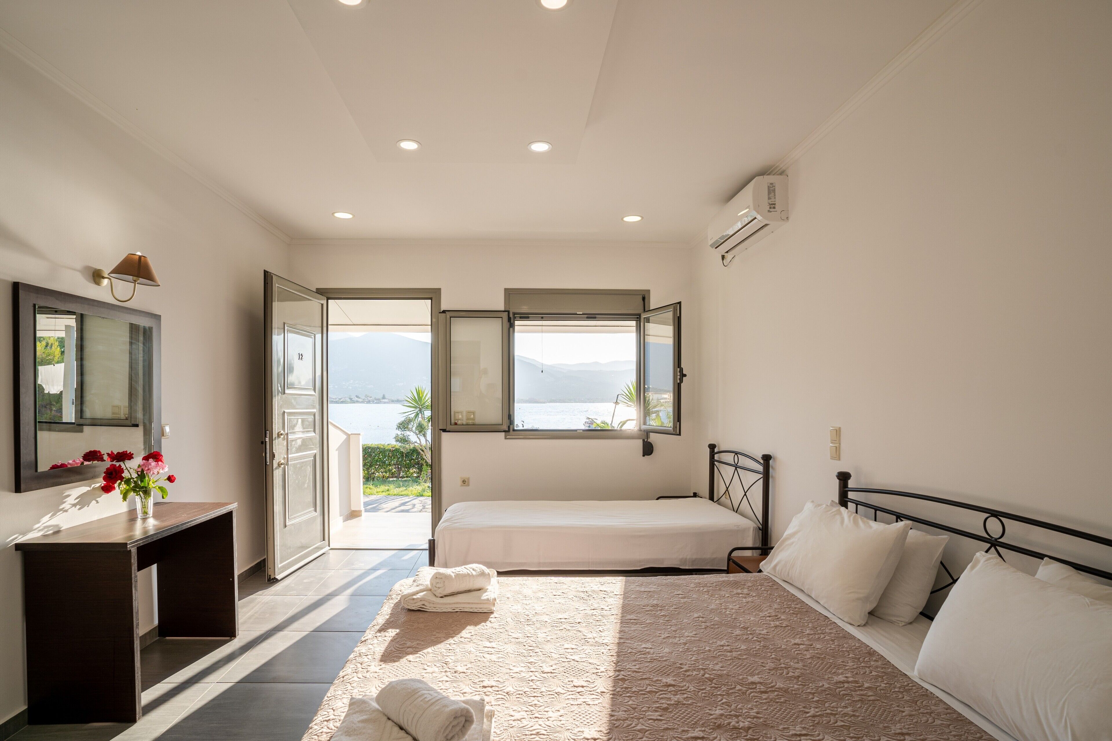 Tabla de planchar con plancha, wifi y ropa de cama 