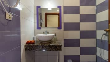 Een douche, een haardroger, handdoeken
