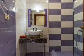 Shower, hair dryer, towels - Beach House Apartment By The Sea 2 with Sea View, Wi-Fi & Air Conditioning (Zakynthos)