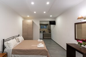 1 bedroom, iron/ironing board, WiFi, bed sheets - Beach House Apartment By The Sea 1 – Sea View, Wi-Fi & Air Conditioning (Zakynthos)