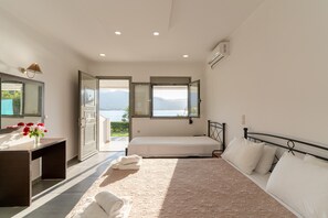 Escritorio, tabla de planchar con plancha, wifi y ropa de cama 