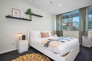 3 bedrooms, WiFi, bed sheets - Steps away from South Cross - Easy 2B Urban Living (West Melbourne)