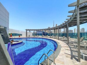 A rooftop pool with a clear view of the city skyline. - Stayshort - Stunning 1 Bedroom Sleeps 4 in Business Bay (Dubai)
