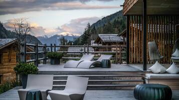 Couples treatment rooms, hot tub, body treatments, aromatherapy