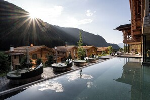 Hồ bơi ngoài trời