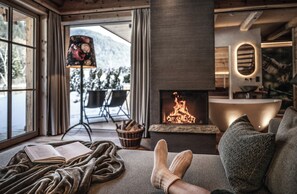 Chalet, 2 habitaciones, vista a la montaña | Área de sala de estar | Televisión de pantalla plana, chimenea y juguetes