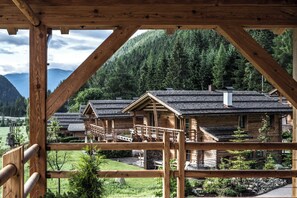 Alpehytte, 2 soverom, fjellutsikt | Safe på rommet, blendingsgardiner, lydisolert og strykejern/-brett