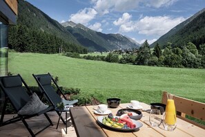 Nhà gỗ, 1 phòng ngủ, quang cảnh núi | Két bảo mật tại phòng, màn/rèm cản sáng, phòng cách âm 