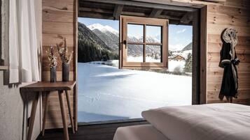 Chalet, 1 kamar tidur, pemandangan gunung | Brankas, tirai kedap cahaya, kedap suara, dan setrika/meja setrika