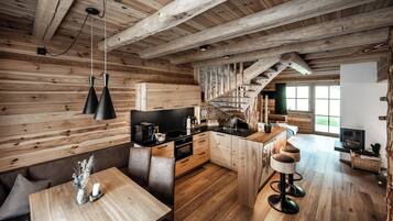 Chalet, 2 Bedrooms, Mountain View | In-room dining