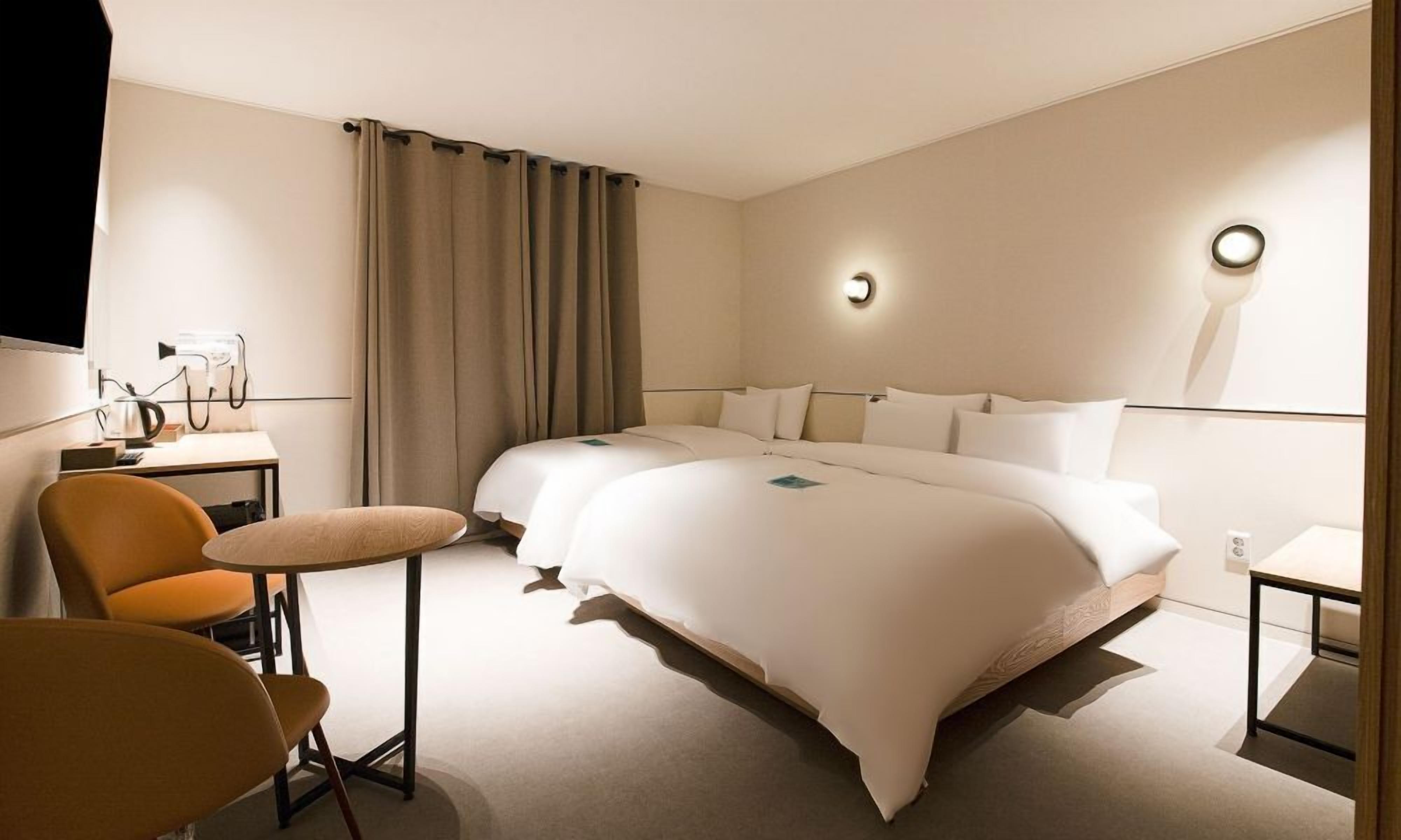 Habitación Deluxe con 2 camas individuales | Decoración personalizada, muebles diferentes y wifi gratis 