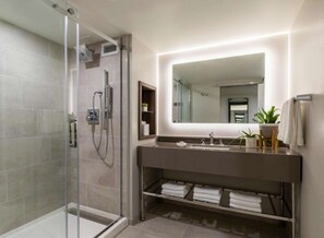 Douche, séchoir à cheveux, serviettes fournies