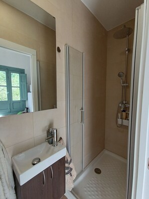 Shower, hair dryer, towels, soap - Apartment for four people in nature (Grado)