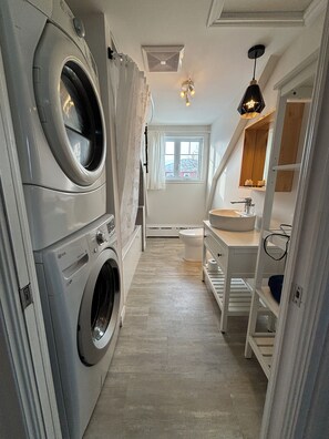 Secadora de cabello, toallas, jabón, papel de baño 