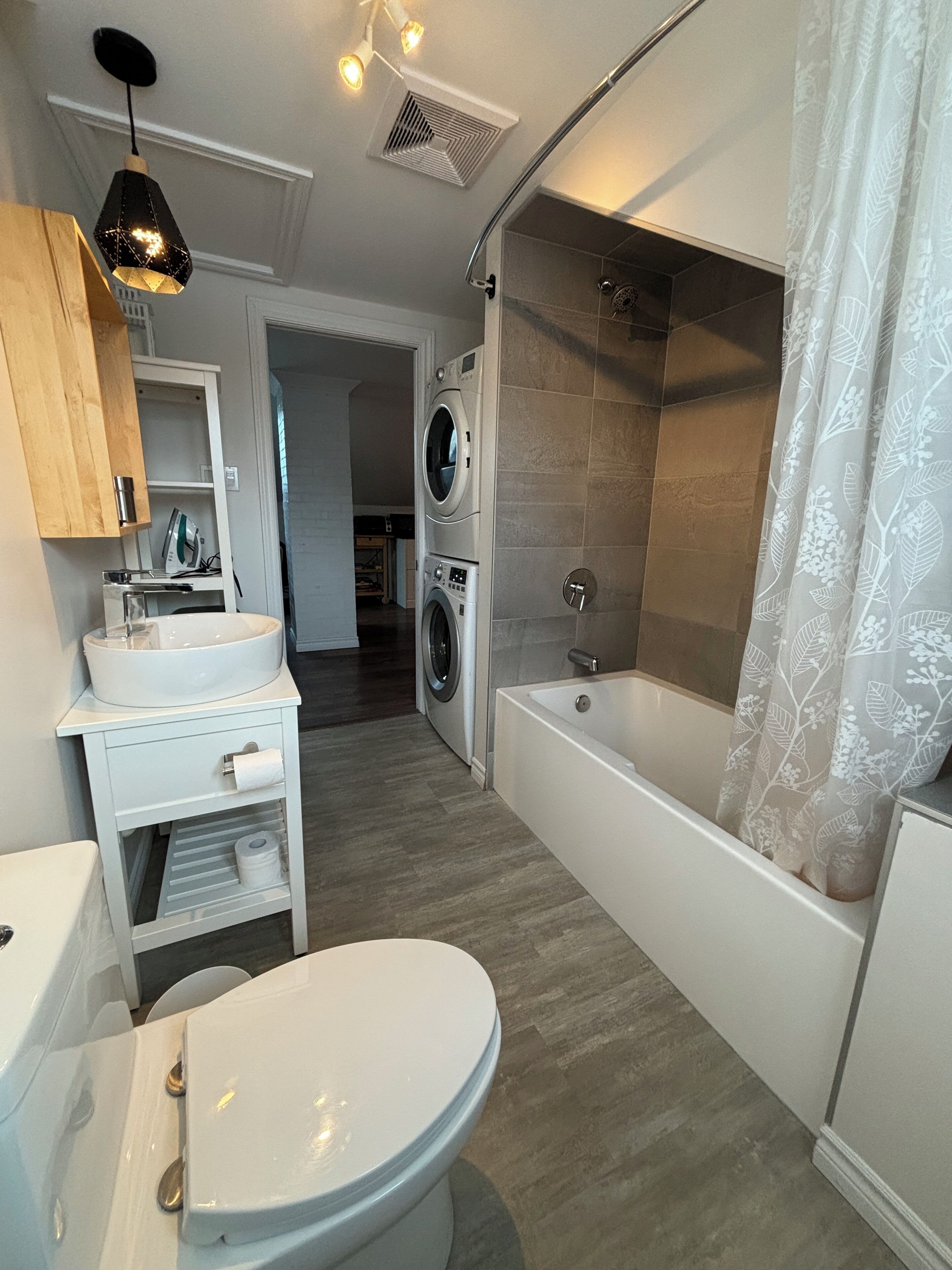 Séchoir à cheveux, serviettes fournies, savon, papier de toilette