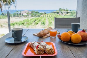 Outdoor dining - Villa Calatubo | Alcamo Marina | Sea View | Private Pool | Near Sandy Beach (Alcamo)