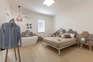 Iron/ironing board, travel cot, free WiFi